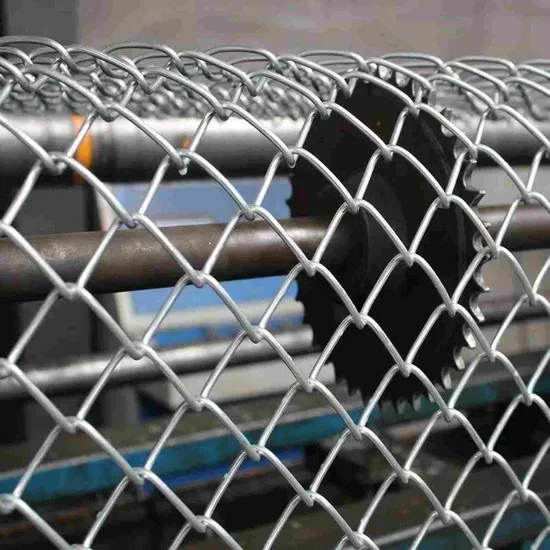 Hot Dipped/Electro Galvanized Cyclone Wire Mesh Garden Security Fence Chain Link Fence 
